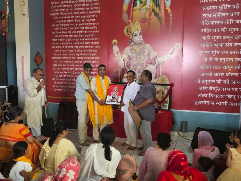 गुरु पूर्णिमा पर हनुमान मंदिर नारनौंद में भाजपा जिला महामंत्री विजेंद्र लोहान हुए सम्मानित